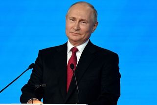 Putin posílá k hranicím EU statisíce vojáků. Češi mezitím řeší dárky - Médium.cz